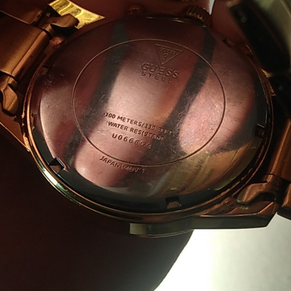 Guess gold tone stainless steel  seewatch 45mm - Picture 5 of 6